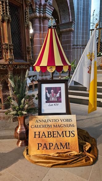 Auch im Dom zu Fritzlar wird mit großer Freude verkündet, dass wir einen (neuen) Papst haben.